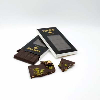 chocolat noir tablette mendiants : pistaches, noisettes et amandes grillées
