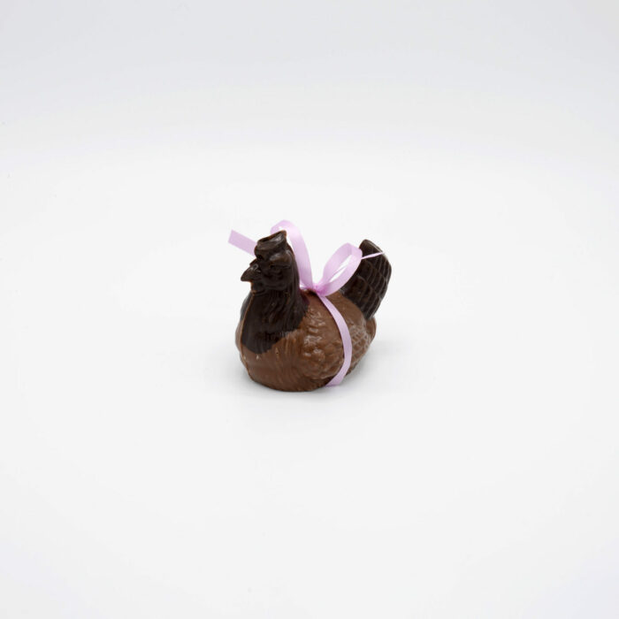 poule en chocolat de paques avec un noeud
