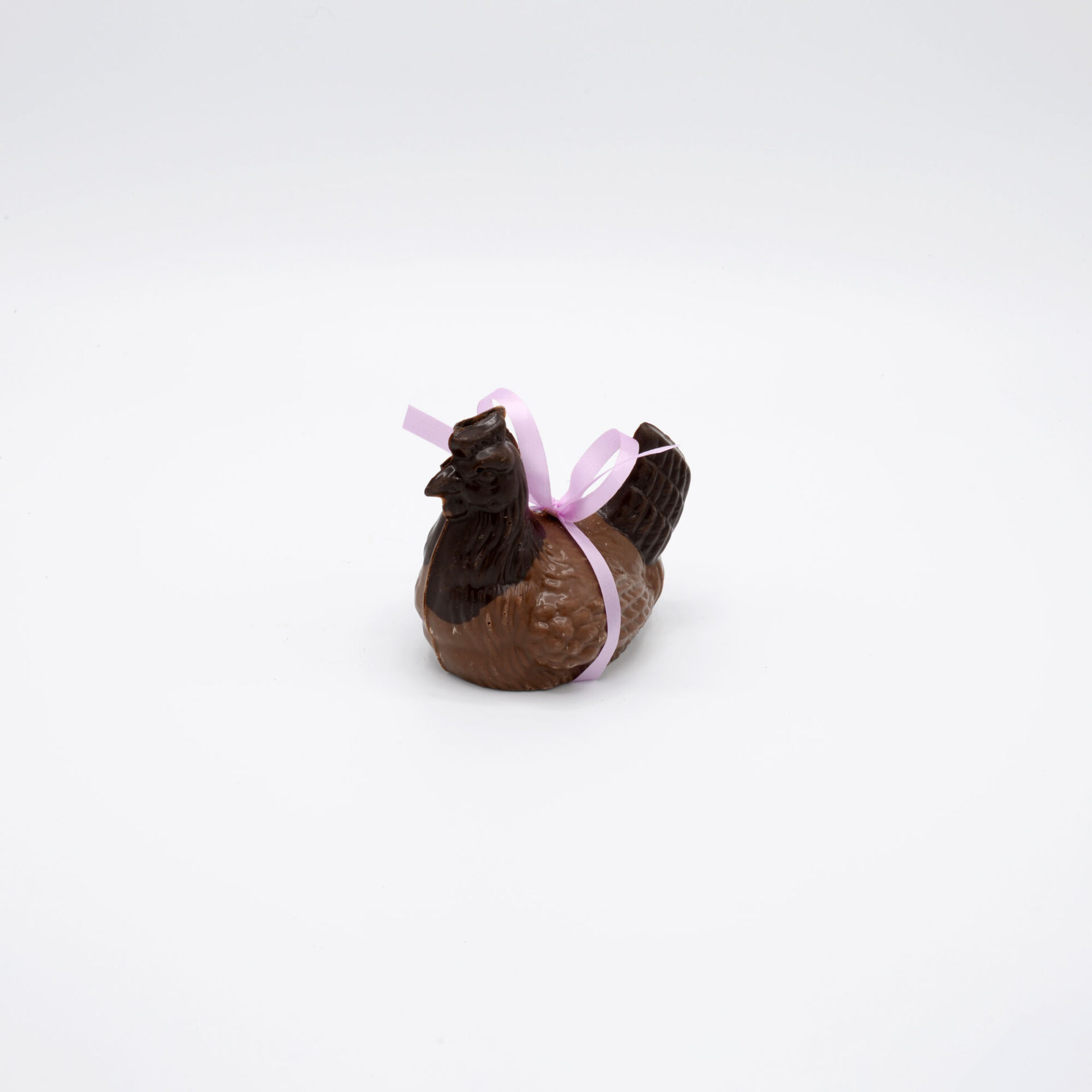 poule en chocolat de paques avec un noeud