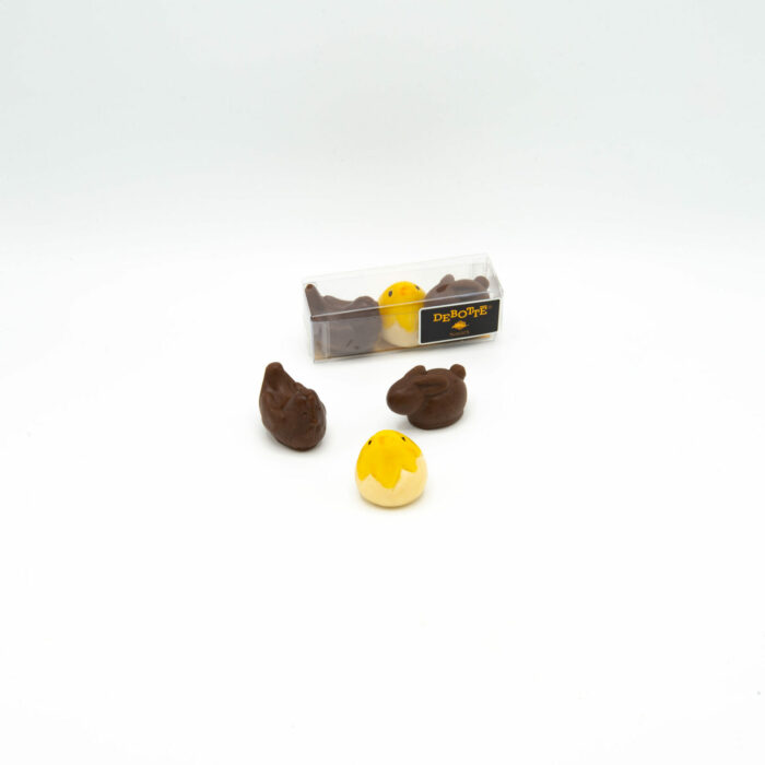 Bonbon pâques, un poussin et des poules en pâte d'amandes