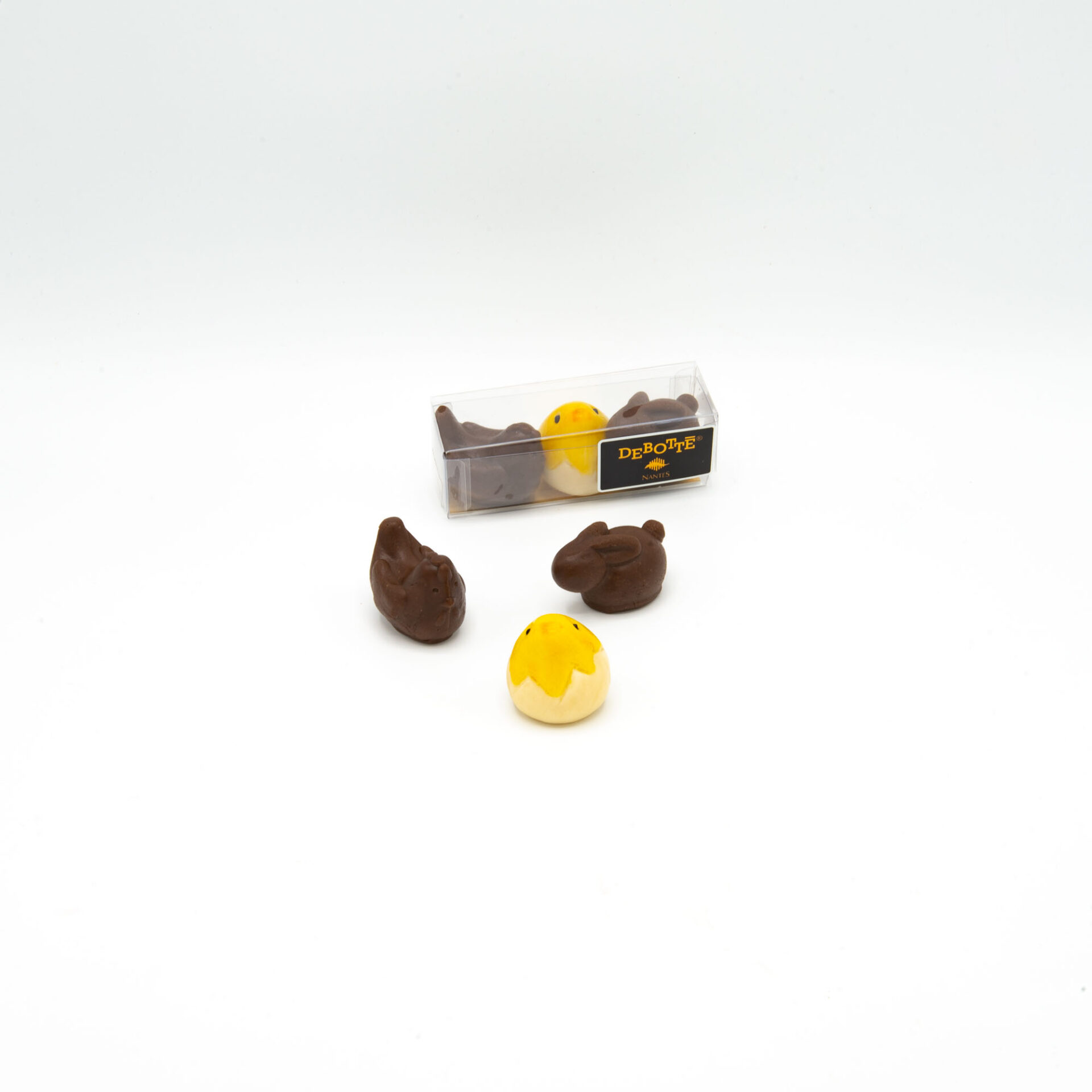 Bonbon pâques, un poussin et des poules en pâte d'amandes